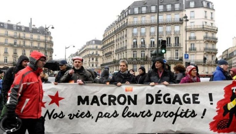 لافتات تطالب برحيل ماكرون في مظاهرات باريس