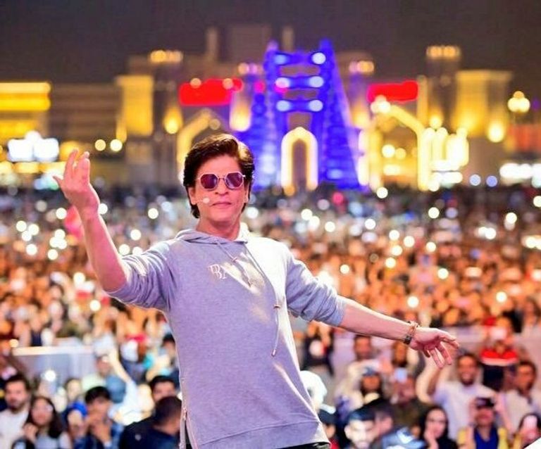 شاروخان أثناء استعراضه على مسرح القرية العالمية في دبي