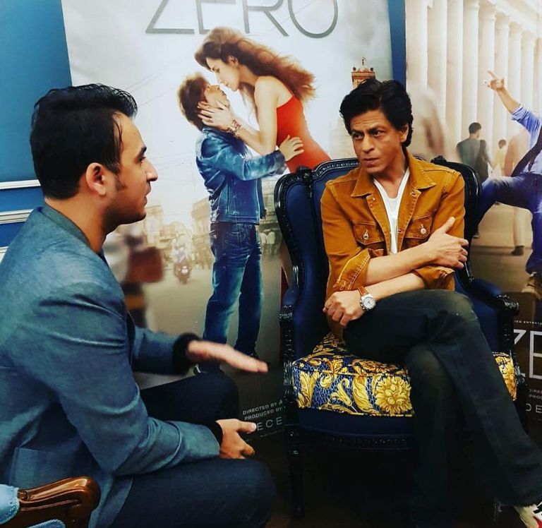 شاروخان أثناء استعراضه على مسرح القرية العالمية في دبي