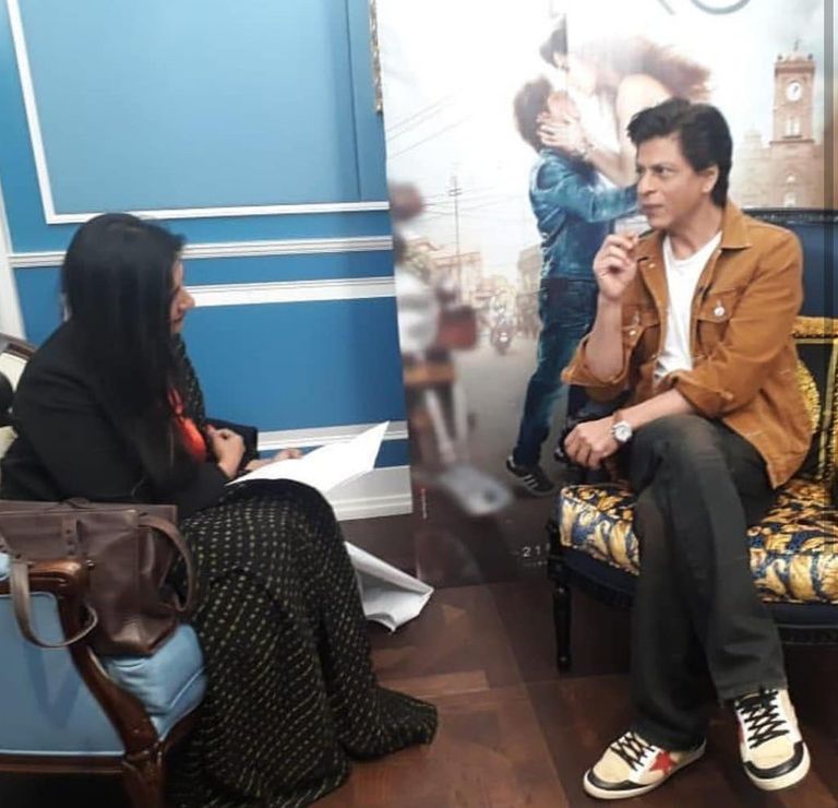 شاروخان أثناء استعراضه على مسرح القرية العالمية في دبي