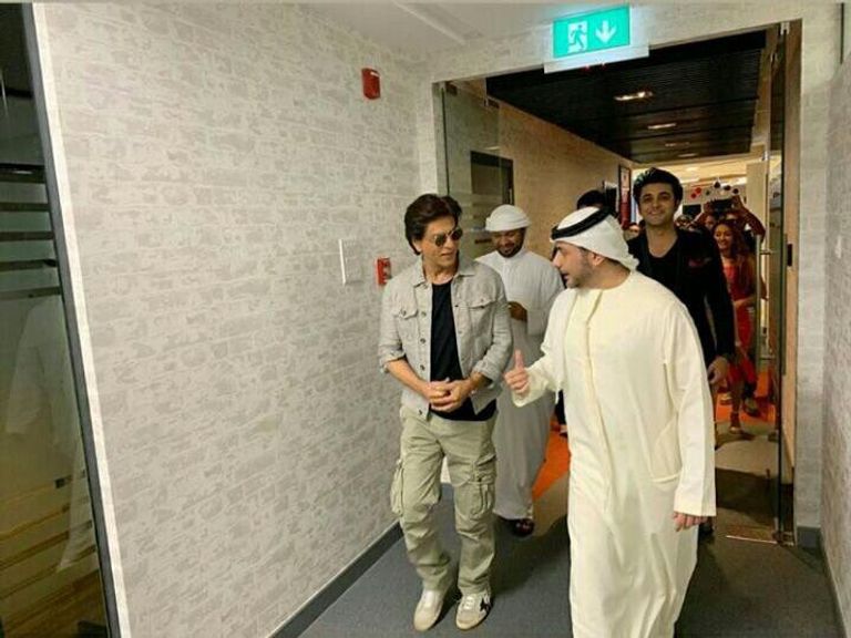 شاروخان أثناء استعراضه على مسرح القرية العالمية في دبي