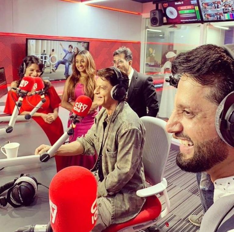 شاروخان أثناء استعراضه على مسرح القرية العالمية في دبي