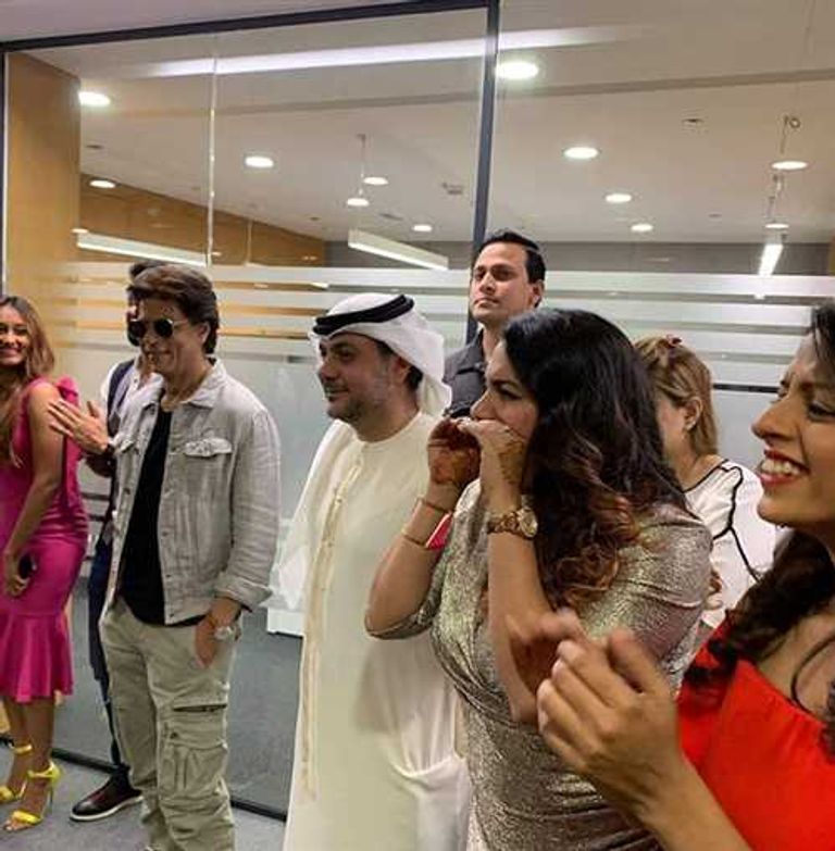 شاروخان أثناء استعراضه على مسرح القرية العالمية في دبي