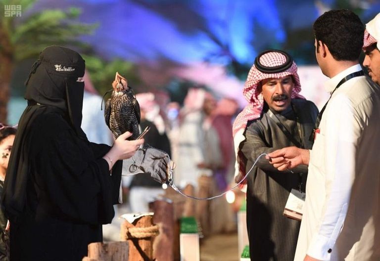 إقبال الجماهير على معرض الصقور الأول بالسعودية