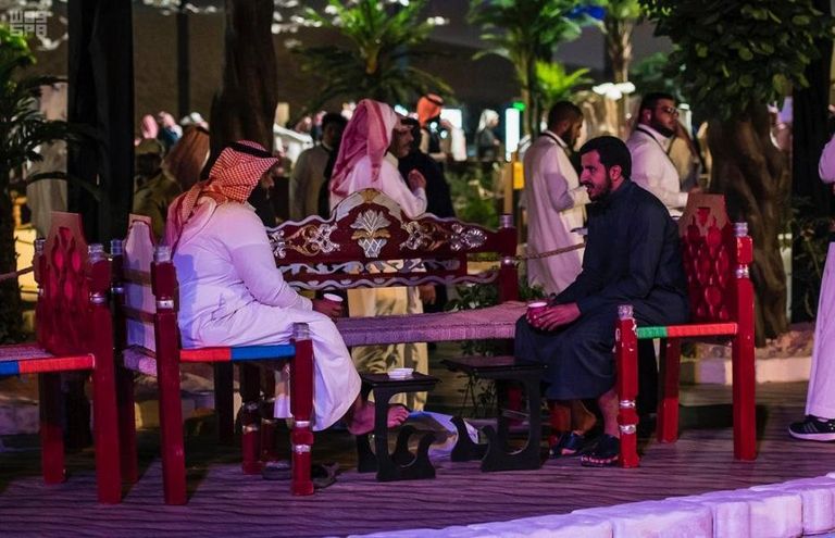 إقبال الجماهير على معرض الصقور الأول بالسعودية