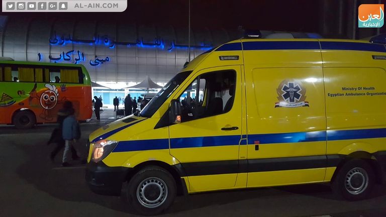 جانب من إجراءات استقبال المصابين اليمنيين بمطار القاهرة الدولي 