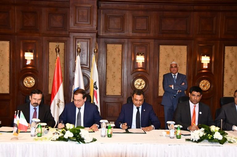 وزير البترول المصري ورؤساء شركات إينى وبى بى ومبادلة أثناء توقيع الاتفاق جانب من التوقيع