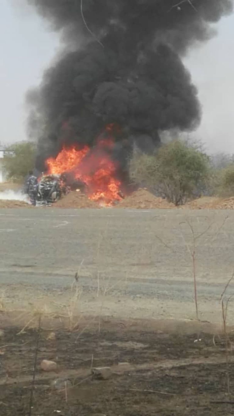 أعمدة الدخان تتصاعد من موقع تحطم المروحية