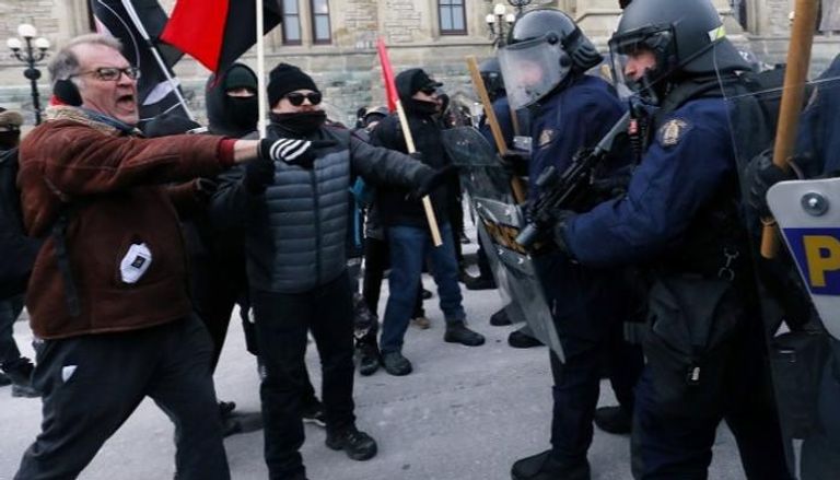 الشرطة الكندية خلال محاولة فض المواجهات أمام البرلمان - رويترز