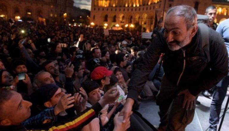 زعيم المعارضة الأرمينية نيكول باشينيان وسط أنصاره - أ.ف.ب