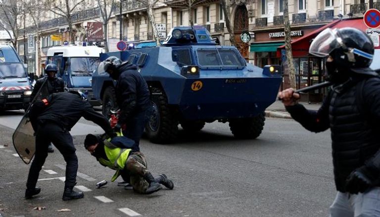 الشرطة الفرنسية تعتقل أحد محتجي السترات الصفراء