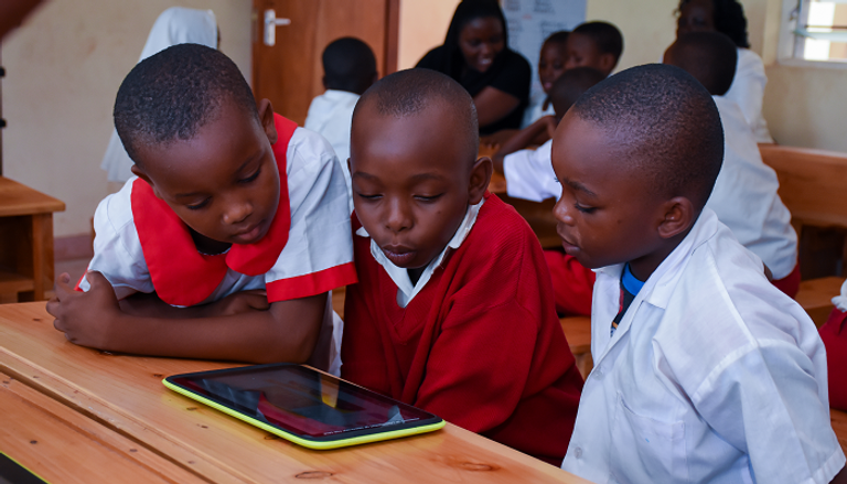 برنامج دبي العطاء في كينيا يسخّر التكنولوجيا لخدمة التعليم