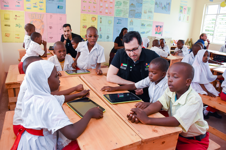 برنامج دبي العطاء في كينيا يسخّر التكنولوجيا لخدمة التعليم