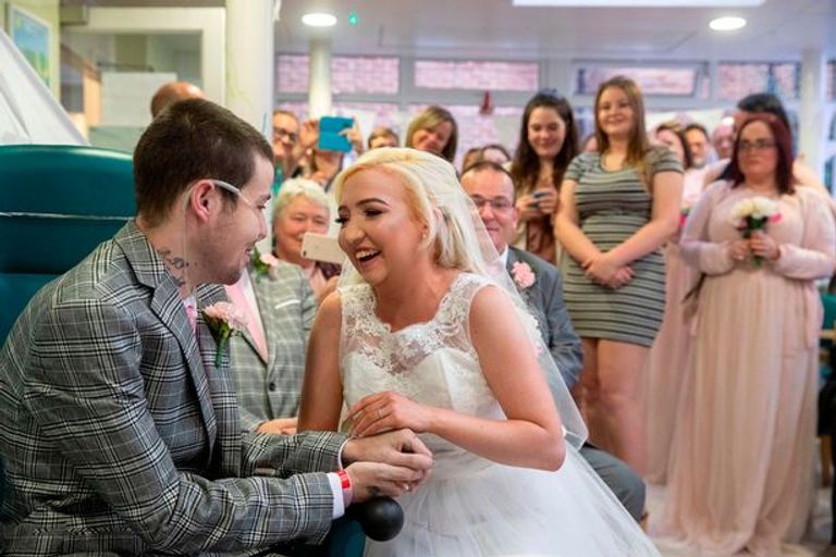 المرض لم يمنع الحبيبين من وضع نهاية لقصتهما