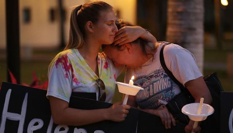 أمريكيتان في وقفة لتأبين ضحايا إطلاق نار بمدرسة في فلوريدا - أرشيفية