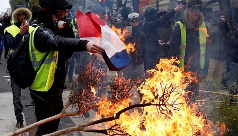احتجاجات السترات الصفراء في باريس- رويترز