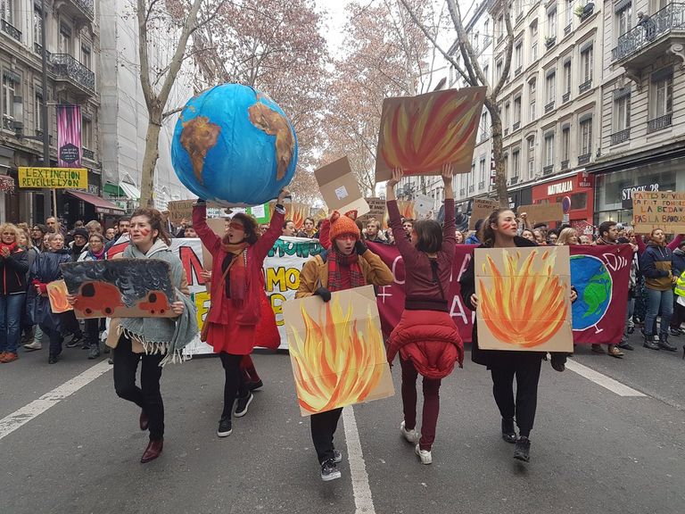 طيف احتجاجات يجتاح فرنسا ليس آخره "السترات الصفراء" تجمع لحركات السترات الصفراء والزرقاء والحمراء في فرنسا