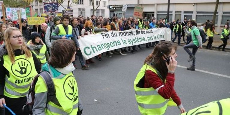 طيف احتجاجات يجتاح فرنسا ليس آخره "السترات الصفراء" تجمع لحركات السترات الصفراء والزرقاء والحمراء في فرنسا