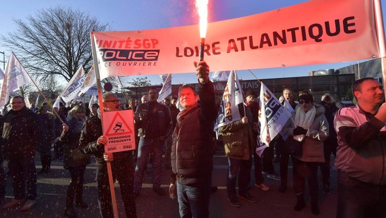 طيف ألوان الاحتجاجات يجتاح فرنسا ليس آخره "السترات الصفراء" تجمع لحركات السترات الصفراء والزرقاء والحمراء في فرنسا