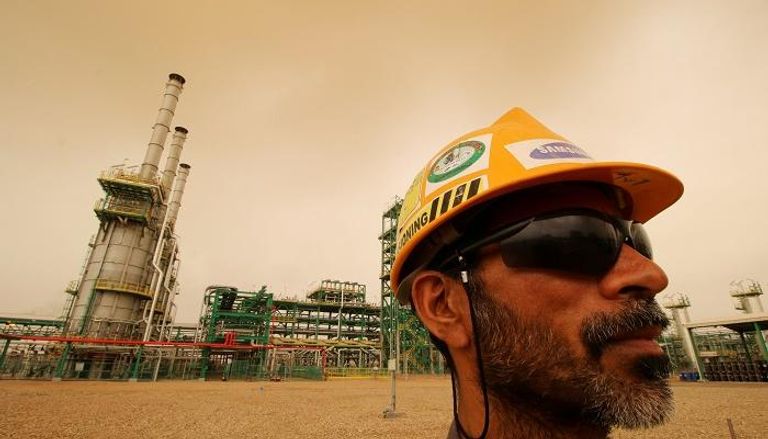 عامل في حقل الزبير النفطي في البصرة - رويترز