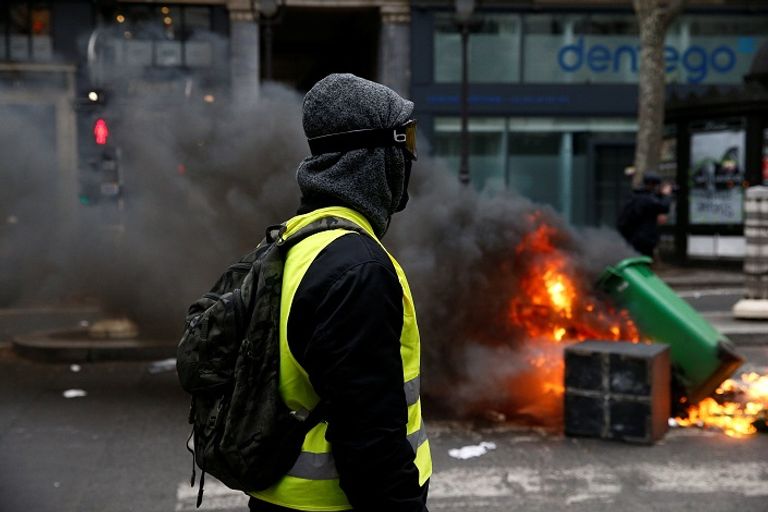 إيمانويل ماكرون أثناء إلقاء خطابه بشأن مظاهرات