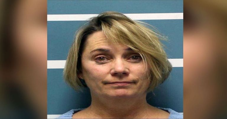 المعلمة تقص شعر طالب بالقوة