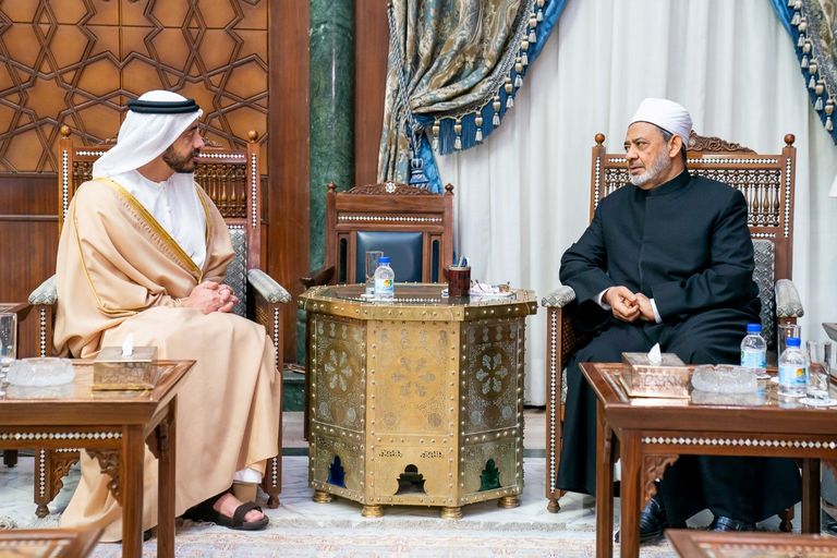 الشيخ عبدالله بن زايد آل نهيان يسلم شيخ الأزهر دعوة حضور المؤتمر