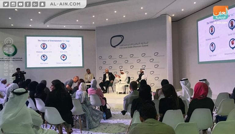 قمة "رواد التواصل الاجتماعي" الدكتور علي النعيمي في جانب من فعاليات القمة