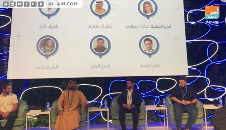 قمة "رواد التواصل الاجتماعي" الدكتور علي النعيمي في جانب من فعاليات القمة