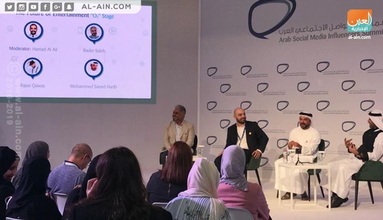 قمة "رواد التواصل الاجتماعي" الدكتور علي النعيمي في جانب من فعاليات القمة