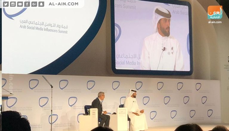 الشيخ ناصر بن حمد آل خليفة خلال جلسة شباب ملهم