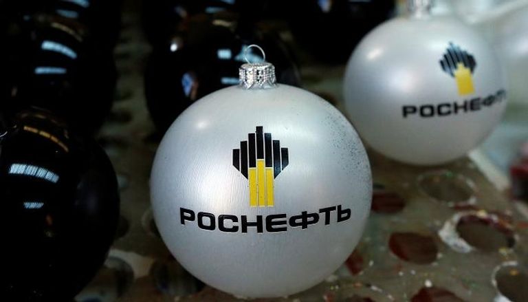 شعار شركة روسنفت الروسية للنفط على زينة عيد الميلاد - رويترز