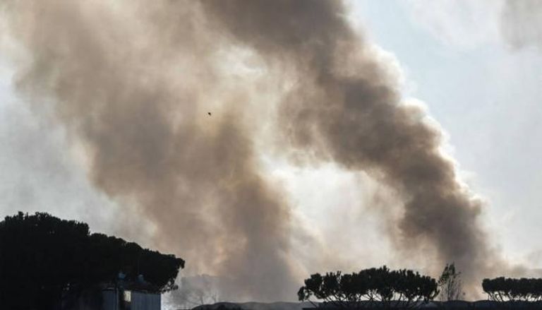 دخان أسود كثيف يغطي سماء روما جراء حريق في مكب قمامة