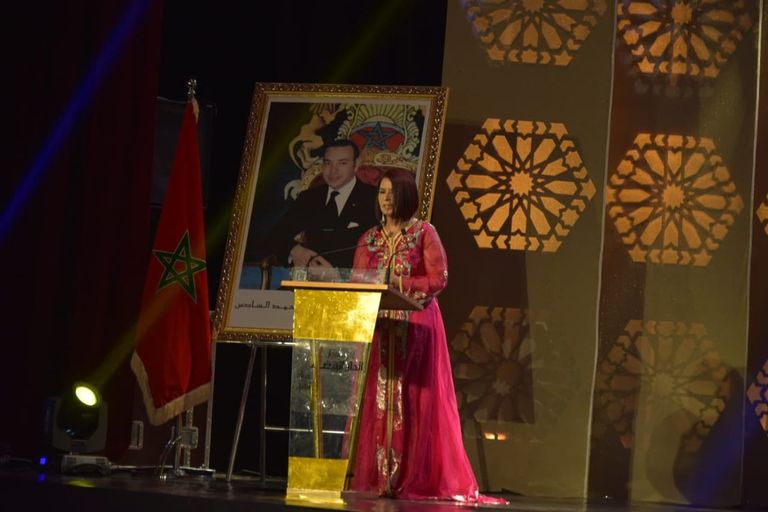 المخرج أحمد راشدي يتسلم درع التكريم