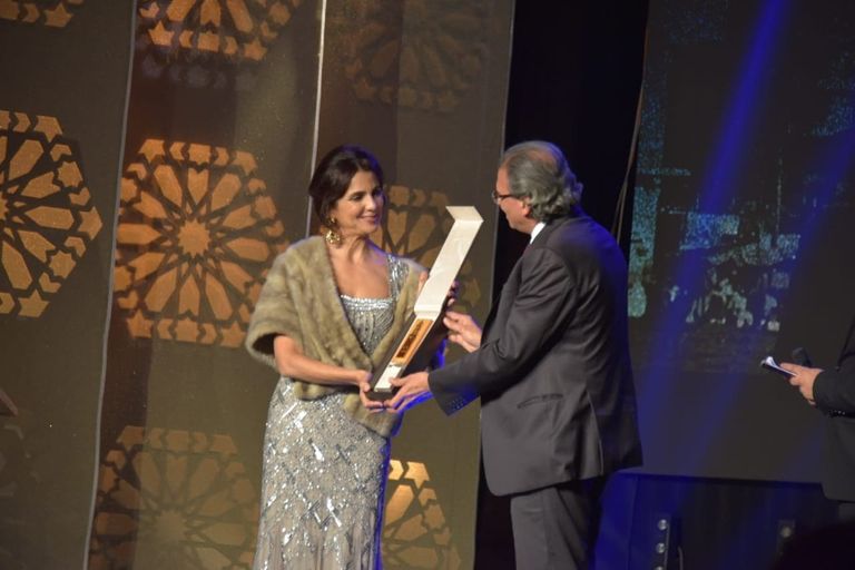 المخرج أحمد راشدي يتسلم درع التكريم