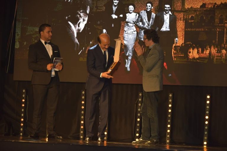 المخرج أحمد راشدي يتسلم درع التكريم