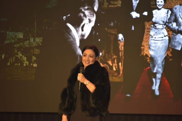 المخرج أحمد راشدي يتسلم درع التكريم