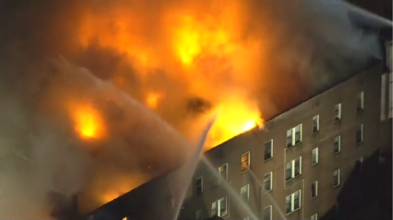 حريق يلتهم مبنى سكنيا في فيلادلفيا