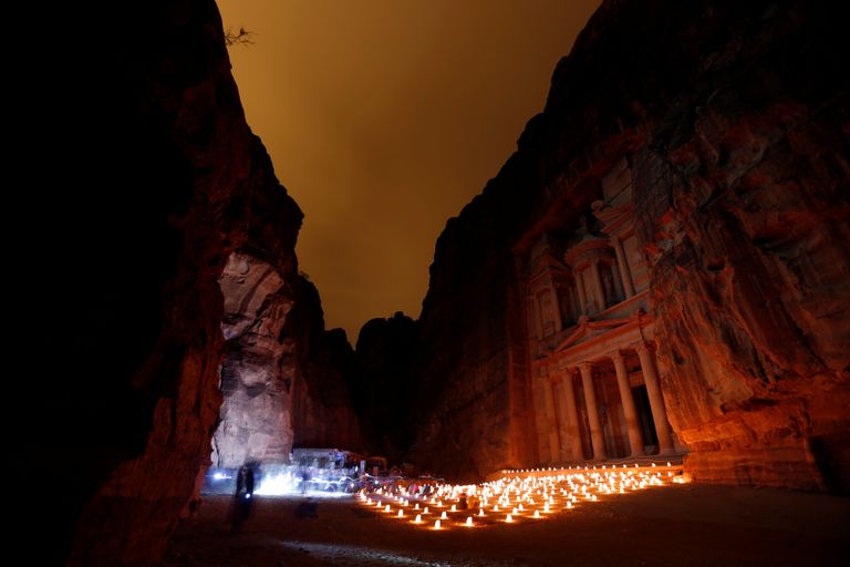  الشموع تضيء ليل البتراء بالأردن