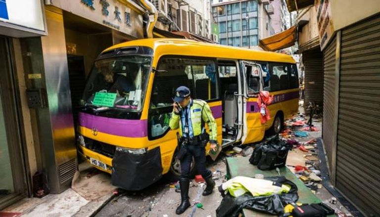 حادث اصطدام حافلة برصيف في هونج كونج