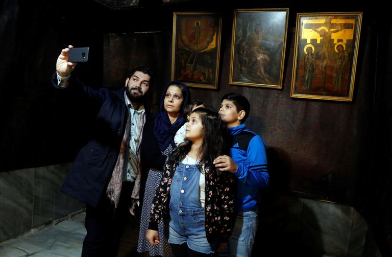 ألعاب نارية خلال حفل إضاءة شجرة عيد الميلاد خارج كنيسة المهد