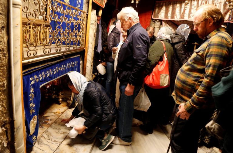 ألعاب نارية خلال حفل إضاءة شجرة عيد الميلاد خارج كنيسة المهد