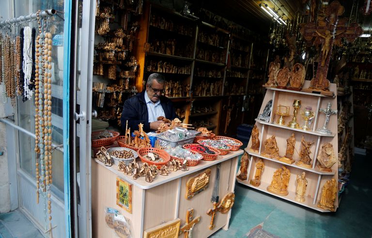 ألعاب نارية خلال حفل إضاءة شجرة عيد الميلاد خارج كنيسة المهد