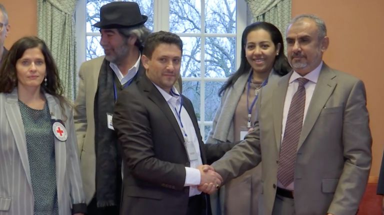 لجنة الأسرى من الوفدين خلال تسليم القوائم