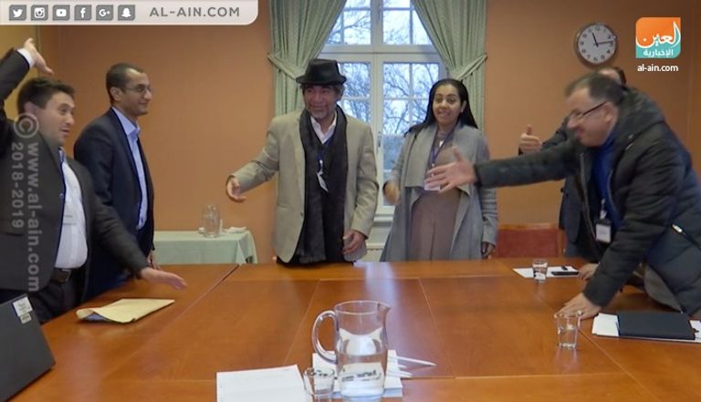 لجنة الأسرى من الوفدين خلال تسليم القوائم