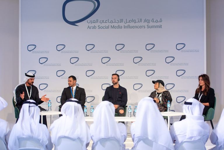 جانب من جلسات قمة رواد التواصل الاجتماعي العرب
