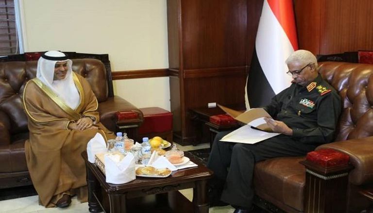 سفير الإمارات لدى الخرطوم خلال لقاء وزير الدفاع السوداني