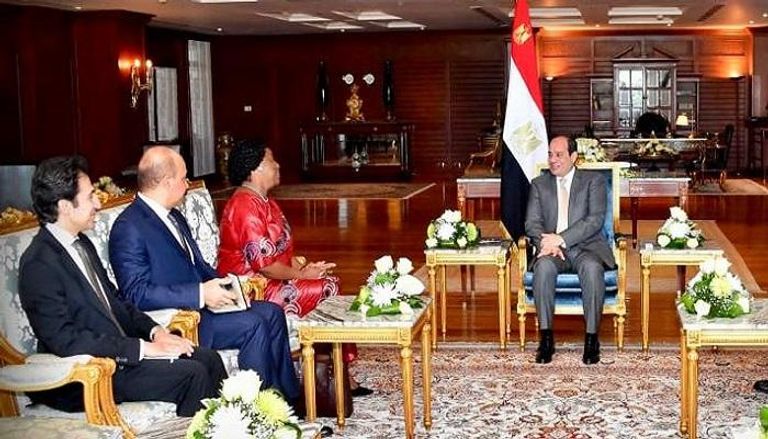 الرئيس المصري عبدالفتاح السيسي وسكرتيرة عام الكوميسا
