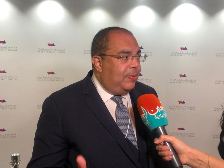 الدكتور محمود محيي الدين نائب رئيس البنك الدولي يمين الصورة يتحدث خلال المنتدى