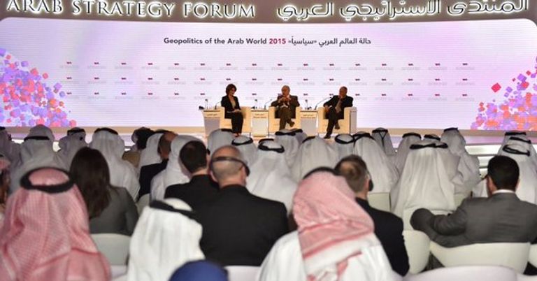 نائب رئيس البنك الدولي يمين الصورة يتحدث خلال المنتدى